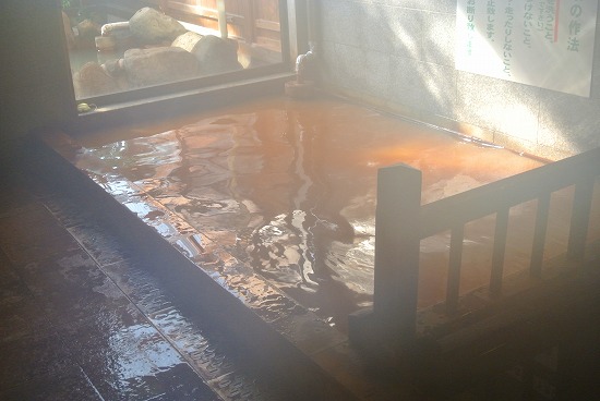 遠賀川温泉の赤茶色の濁り湯